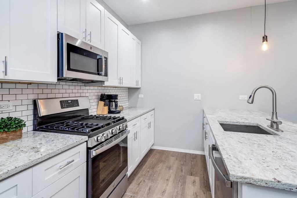 Suite 1 On Southport 4 Queen Beds Чикаго Екстериор снимка