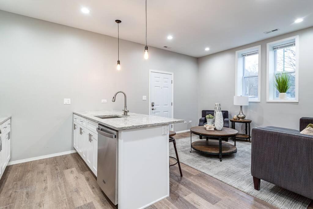 Suite 1 On Southport 4 Queen Beds Чикаго Екстериор снимка